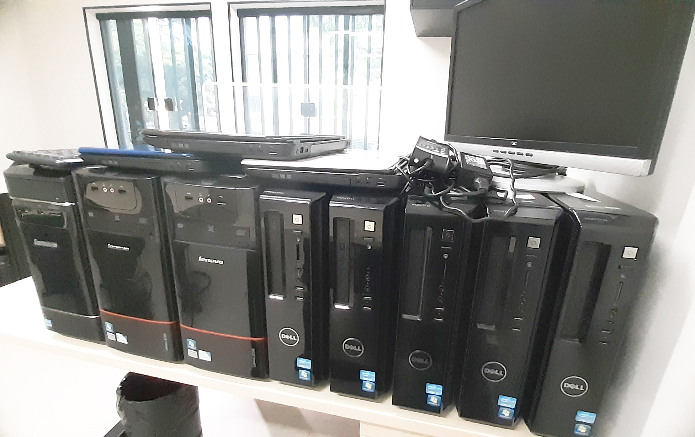 LOTE ÚNICO: 03 NOTEBOOKS DELL, 05 DESKTOPS DELL, 03 DESKTOPS LENOVO, 01 MONITOR AOC