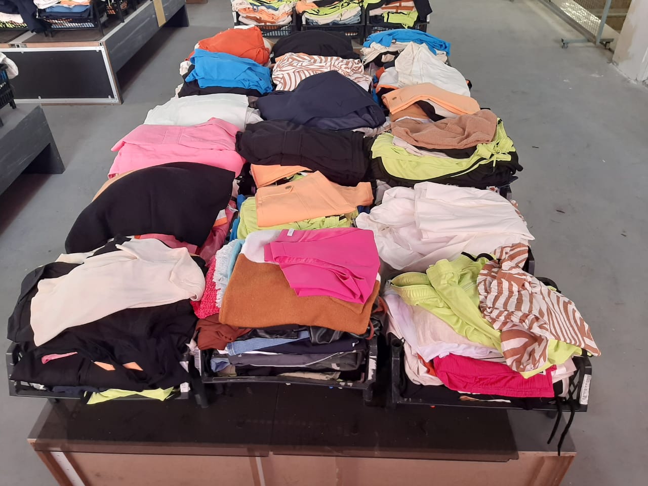 ROUPAS DIVERSAS (ROUPAS MASCULINAS, FEMININAS E INFANTIS