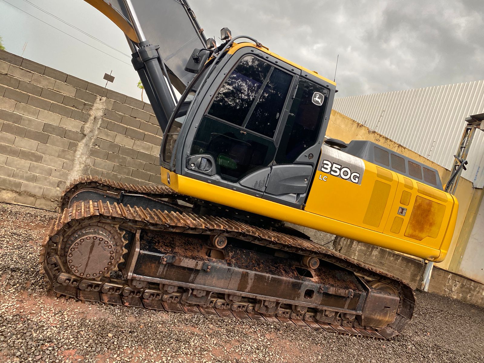 ESCAVADEIRA JOHN DEERE 350G - ANO: 2013 - HORIMETRO: 14.609 ( FOI FEITO O MOTOR, ESTÁ COM 2.000H DE MOTOR NOVO)