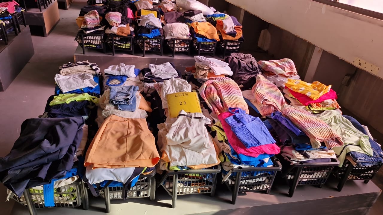ROUPAS DIVERSAS (ROUPAS MASCULINAS, FEMININAS E INFANTIS) E ACESSÓRIOS