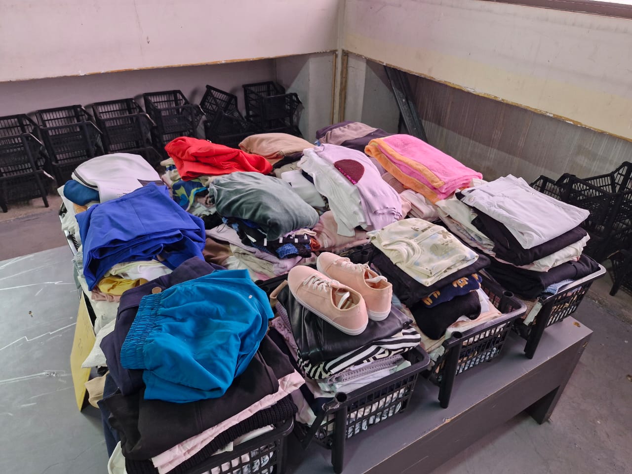 ROUPAS DIVERSAS (ROUPAS MASCULINAS, FEMININAS E INFANTIS) E ACESSÓRIOS