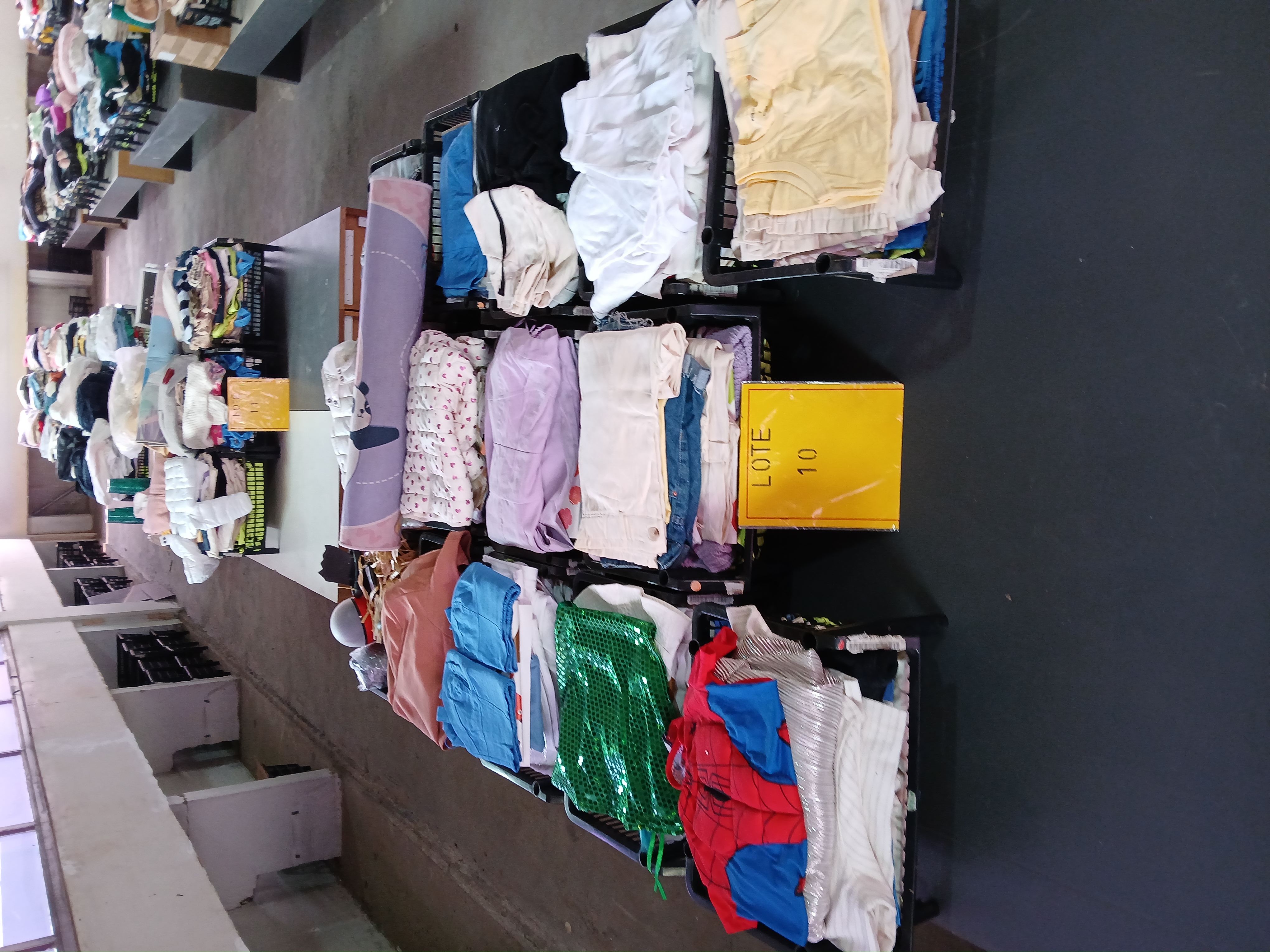 ROUPAS DIVERSAS (ROUPAS MASCULINAS, FEMININAS E INFANTIS), ACESSÓRIOS E SUCATAS DE SAPATOS